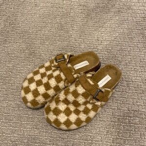 Aeropostale sherpa Birkenstock style clogs